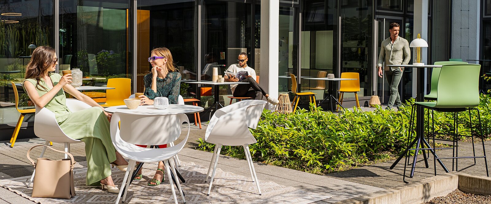 Le travail peut aussi être fun en extérieur! Avec nos solutions outdoor.